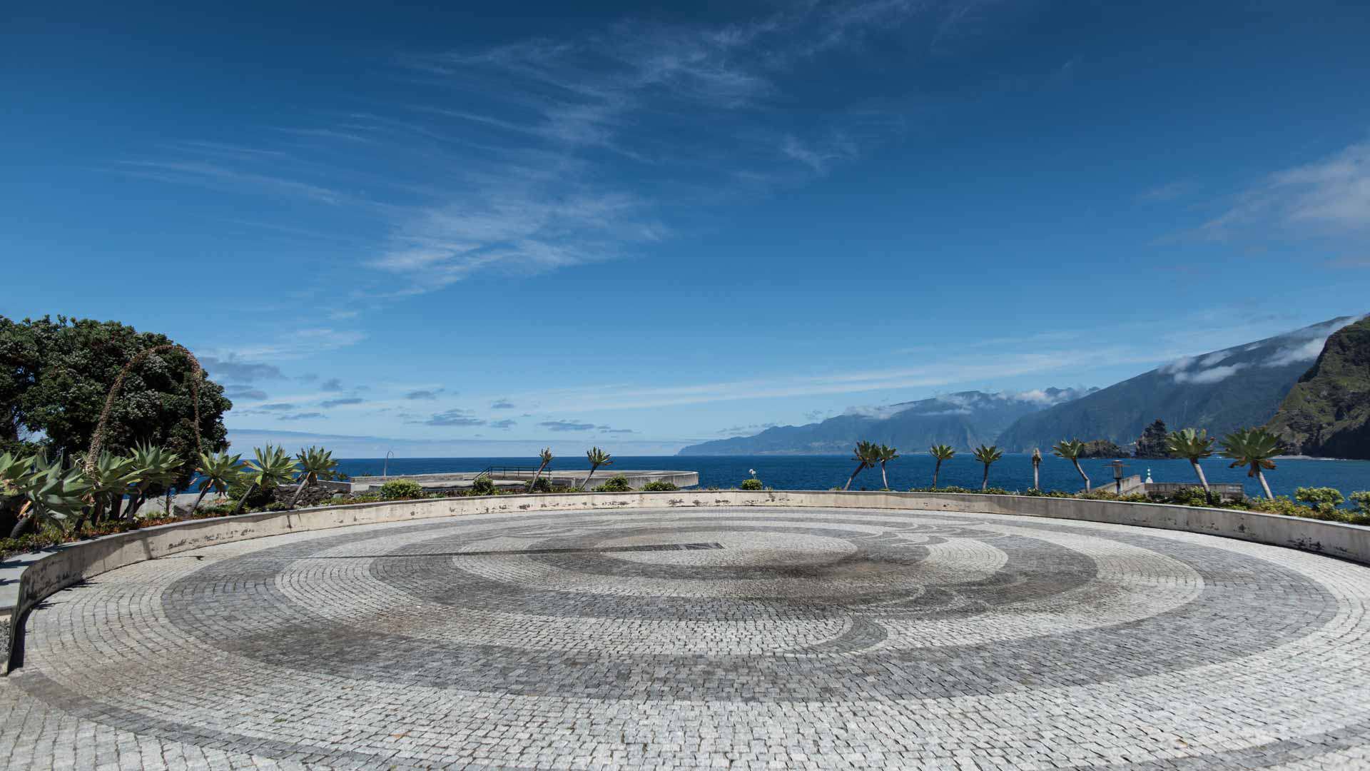 Point de vue avec vue panoramique sur la mer bleue.