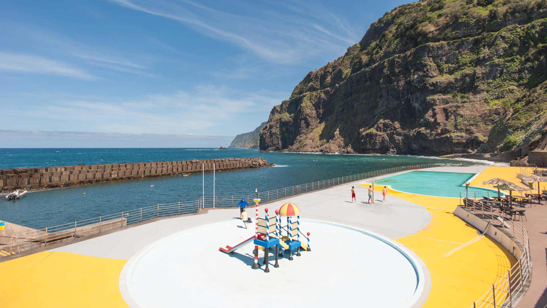 Plage avec piscine pour enfants et vue sur la montagne à Madère.