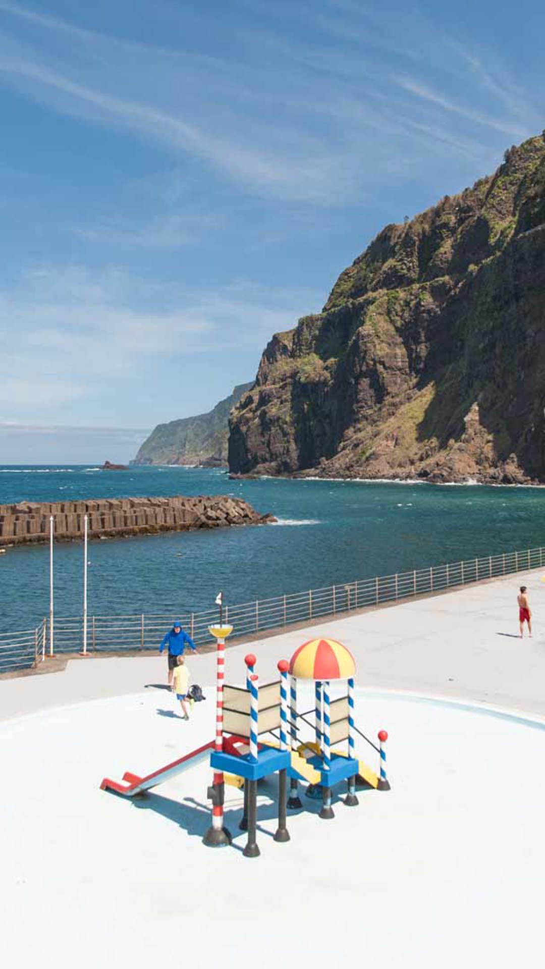Praia com piscina para crianças e vista para a montanha na Madeira.