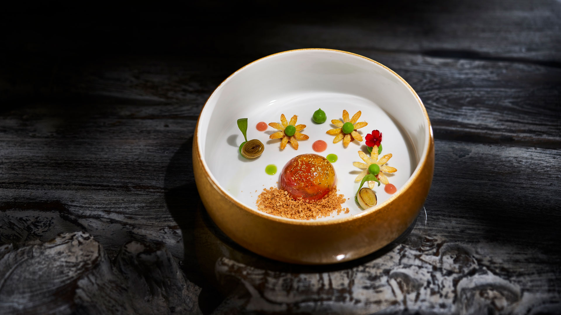 Sobremesa empratada em estilo de gastronomia contemporânea no Porto Bay, com flores e várias texturas.