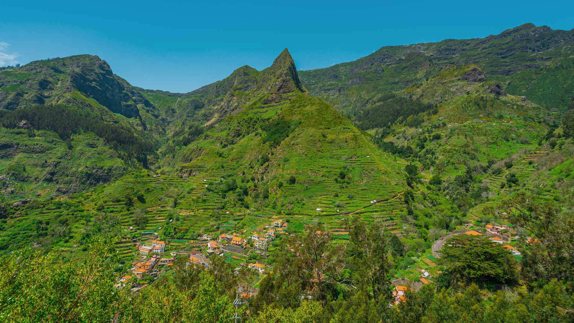 Vista aérea do miradouro Pico da Murta com montanhas e vegetação na Madeira.