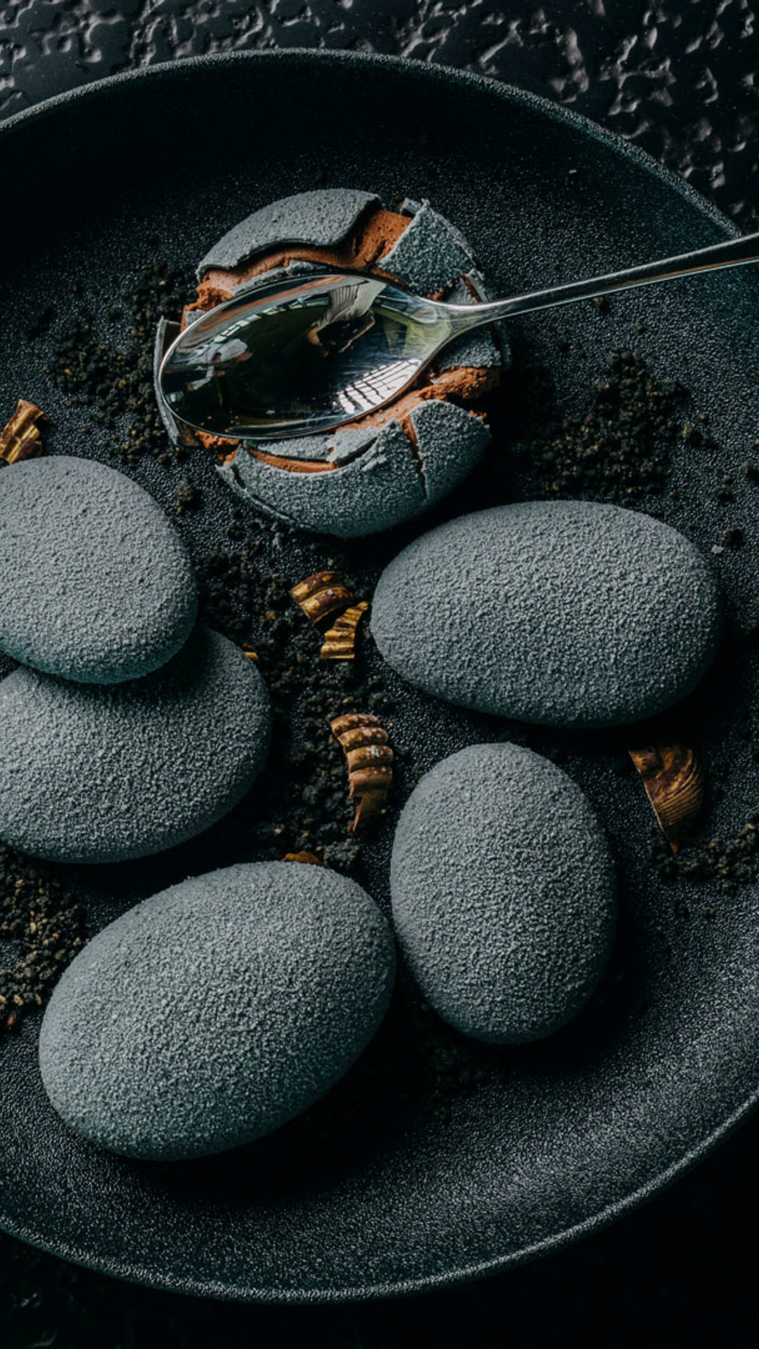 Dessert angerichtet im Stil der zeitgenössischen Küche im The Views Hotels, inspiriert von Kieselsteinen.