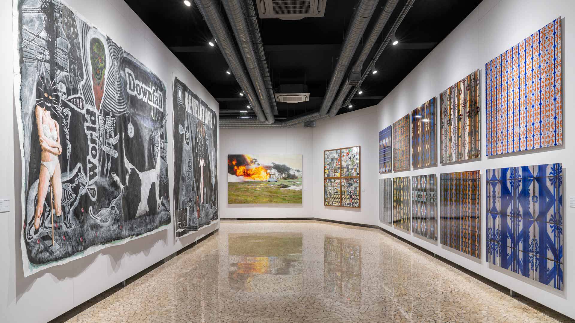 Exposición de arte moderno y contemporáneo en el Museo Monte Palace con cuadros.
