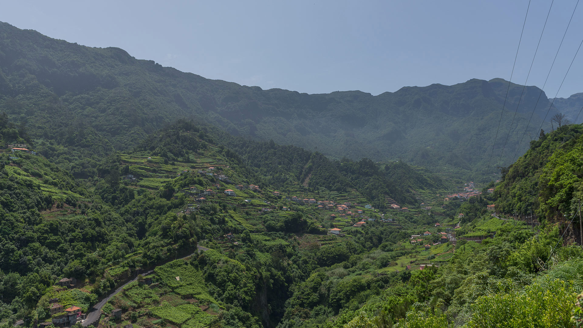 Valle verde rodeado de naturaleza en Madeira.