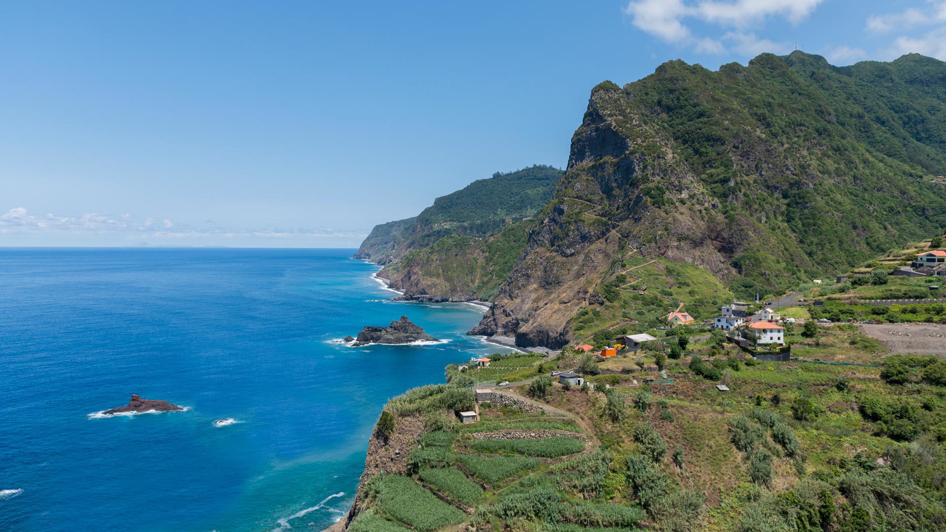 Terrenos na montanha junto ao mar na Madeira.