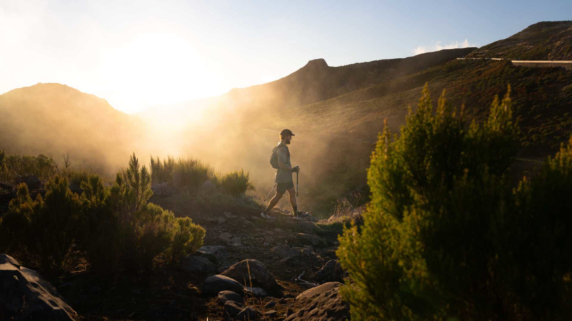 Hombre recorriendo un sendero rodeado de vegetación exuberante en Madeira.