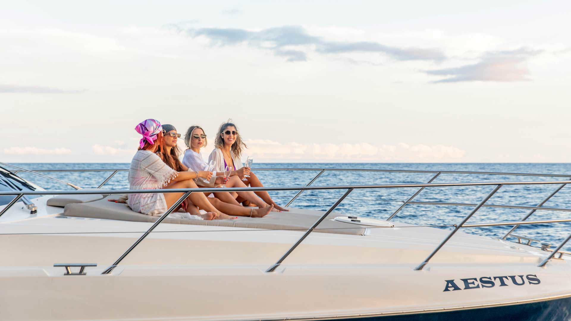 Mujeres a bordo del Aestus Private Charter en un paseo por el mar de Madeira.