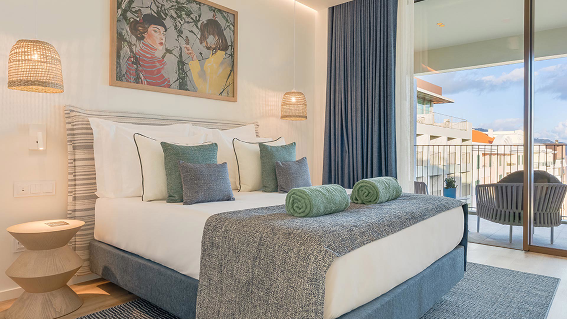 Cama de casal num quarto do The Editory Ocean Way Funchal, na Ilha da Madeira.