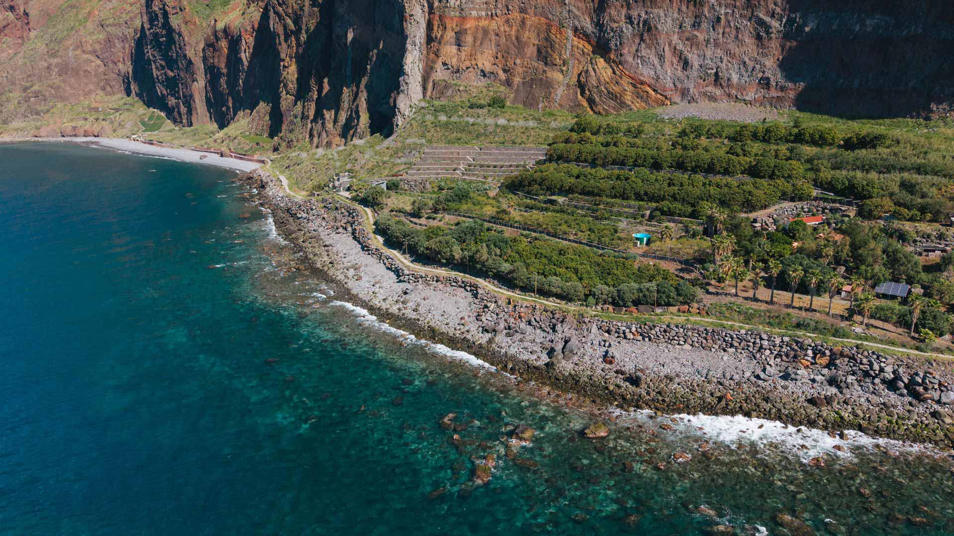 Fajã do Cabo Girão am Hang mit Blick auf das Meer, Madeira.