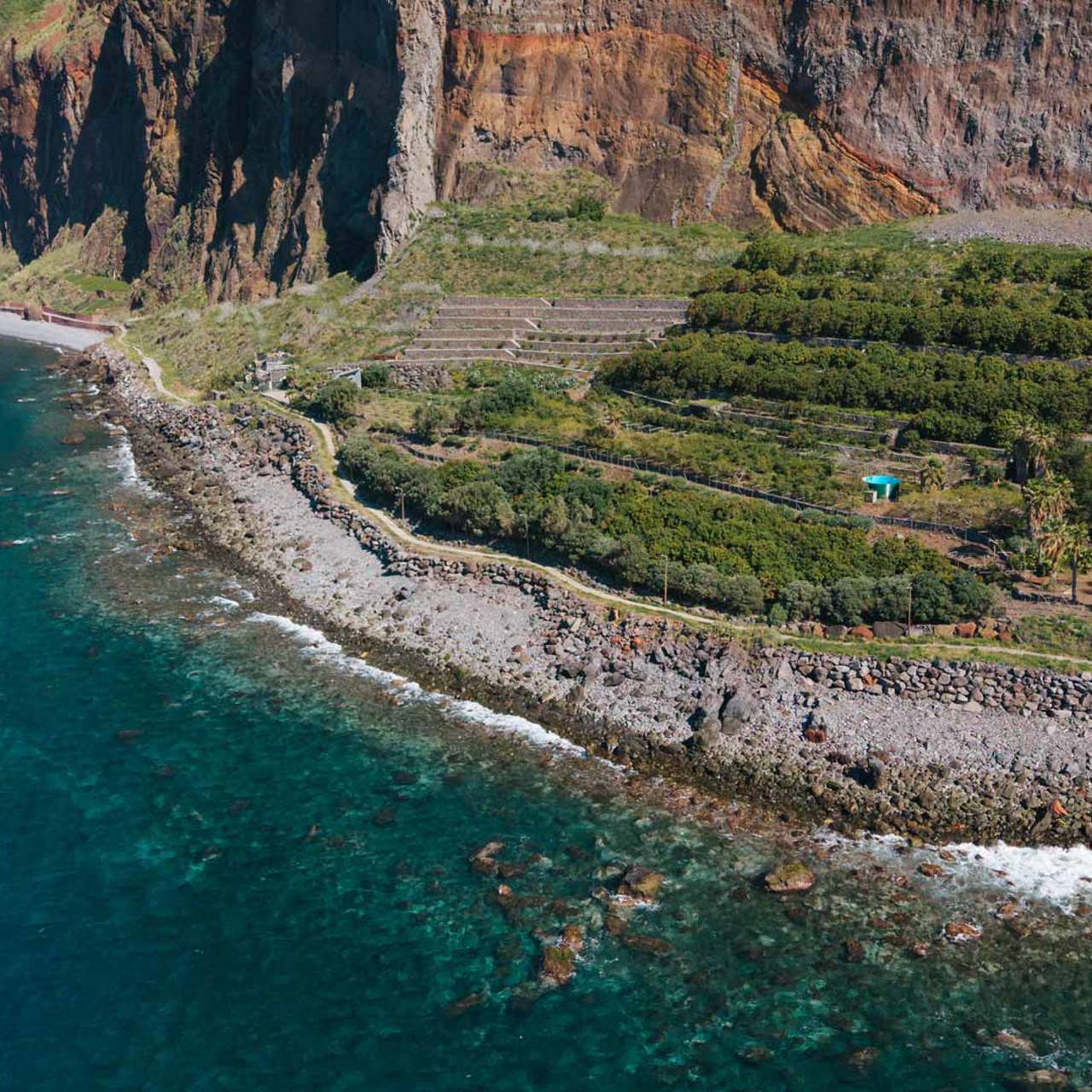 Fajã do Cabo Girão na encosta com vista para o mar, Madeira.