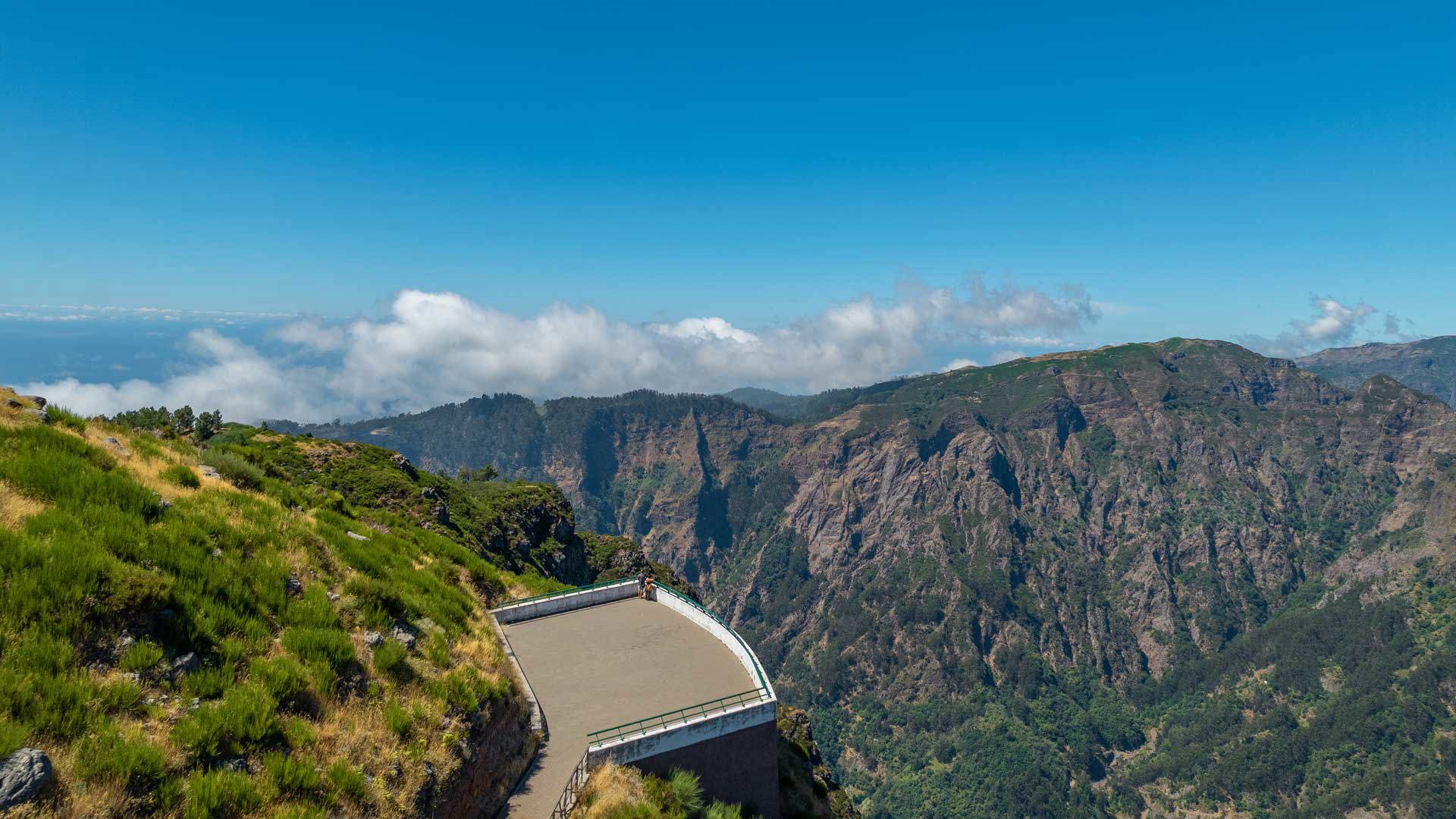 Belvédère du Paredão avec vue sur Curral das Freiras, montagnes, végétation et ciel bleu.