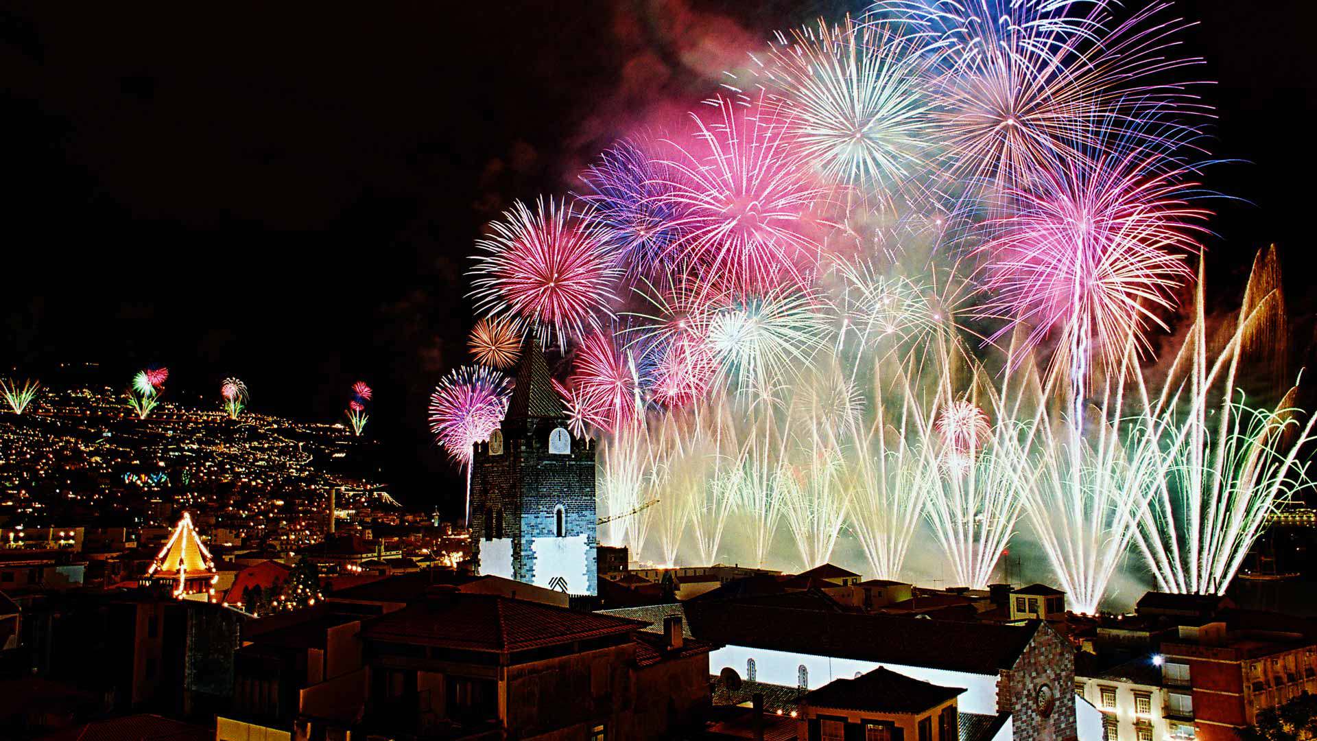 Fuegos artificiales de fin de año en la bahía de Funchal, Madeira.