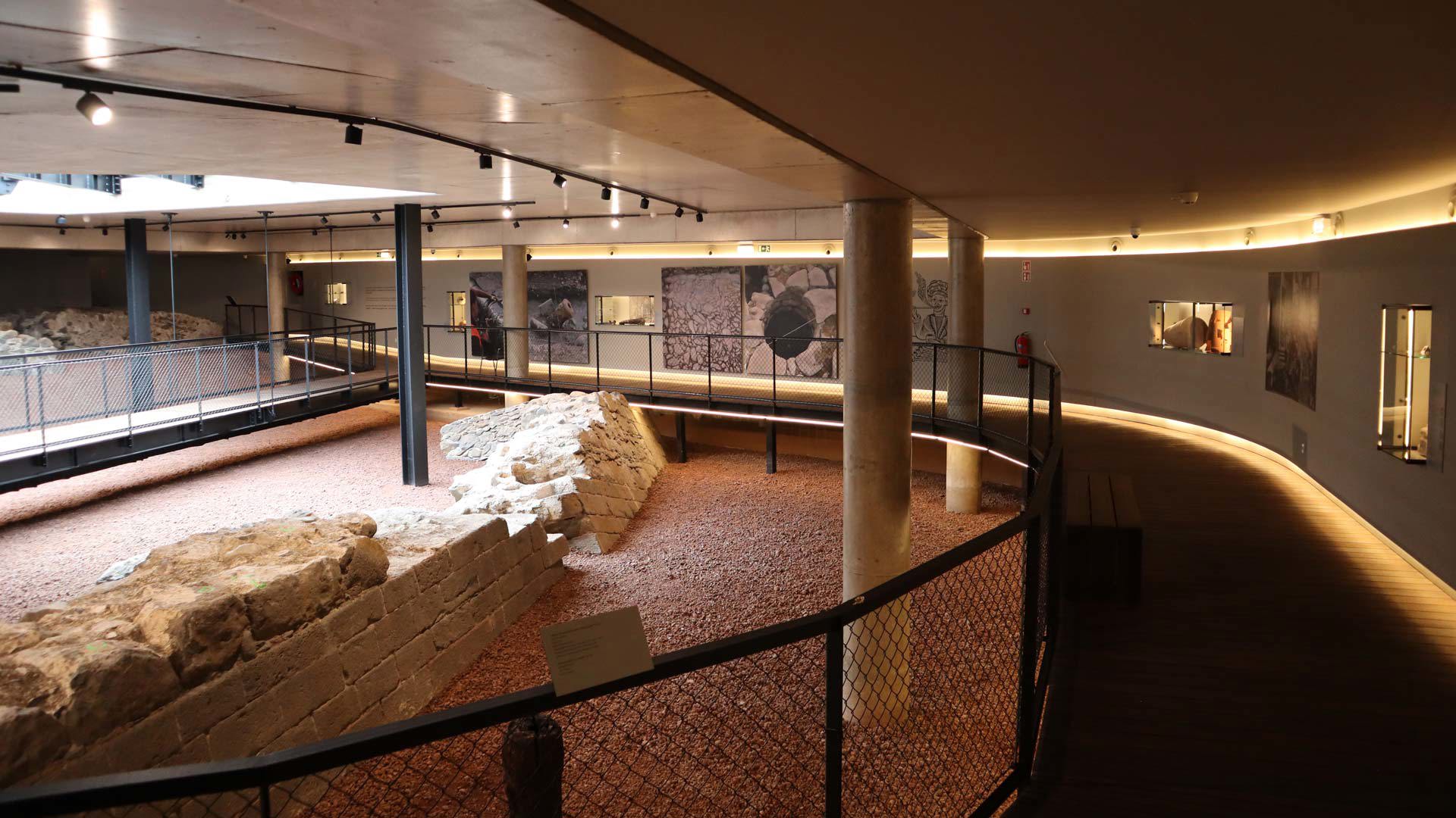 Interior do Núcleo Museológico do Forte de São Filipe com estruturas históricas, Madeira.