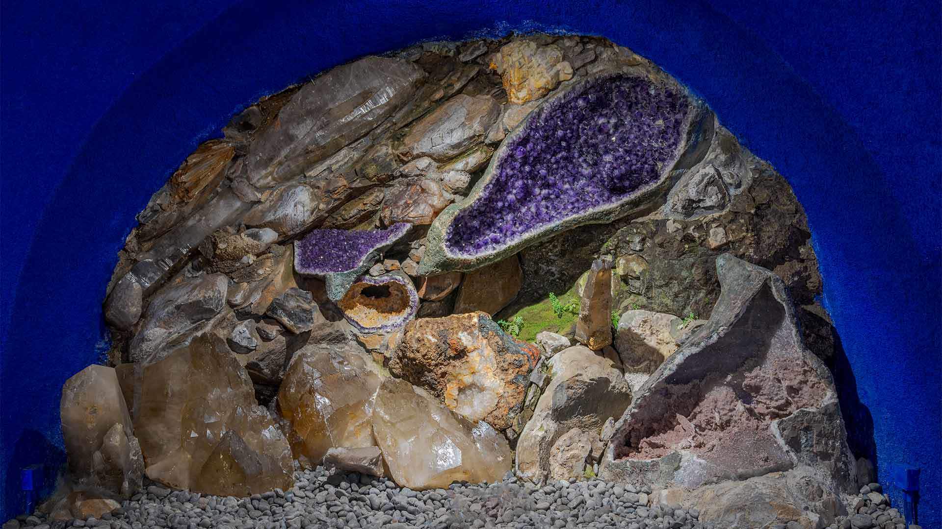 Exposición de piedras y minerales preciosos en el Museo Monte Palace, en sala azul.