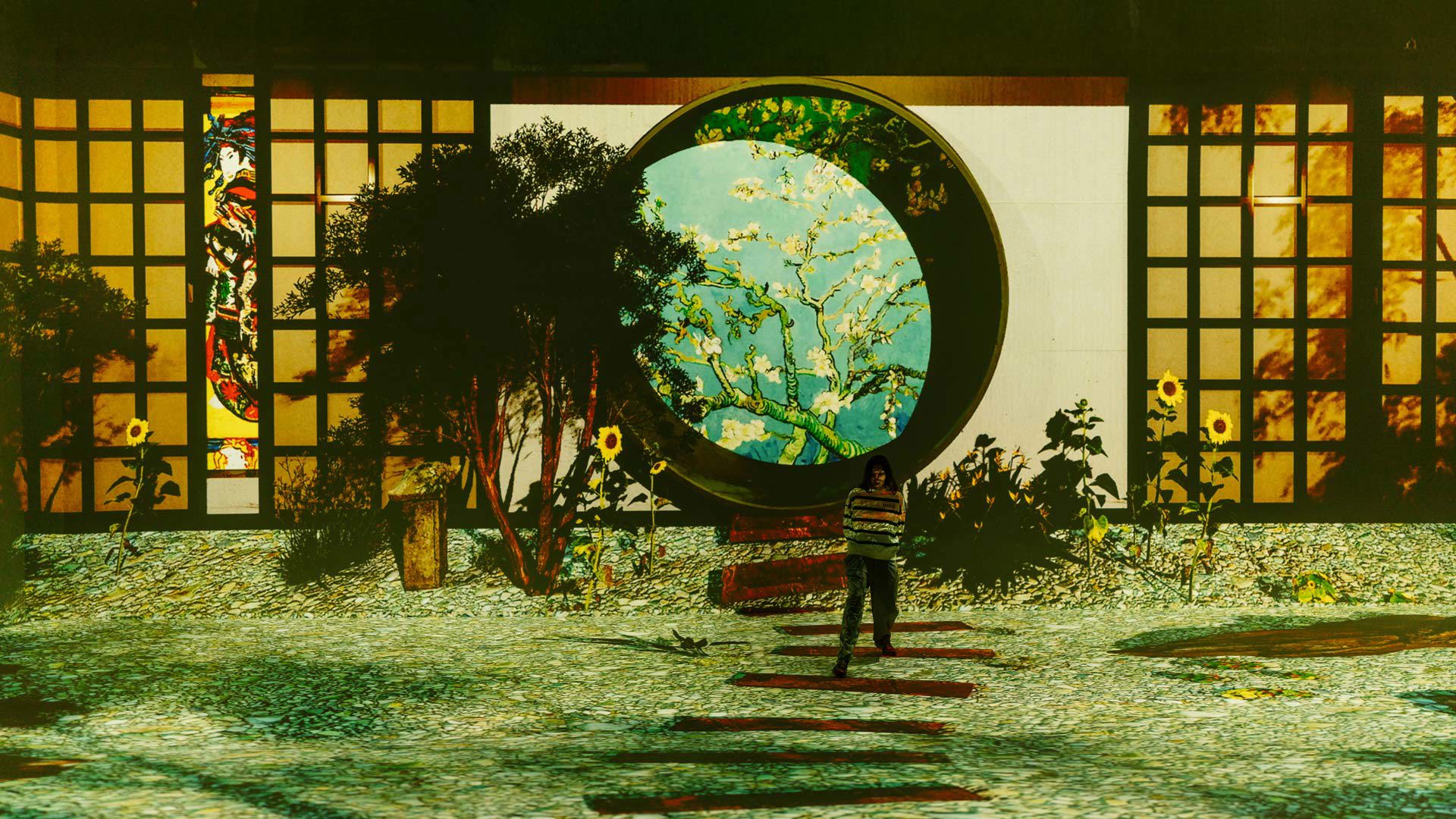 Mujer observando elementos decorativos en un museo