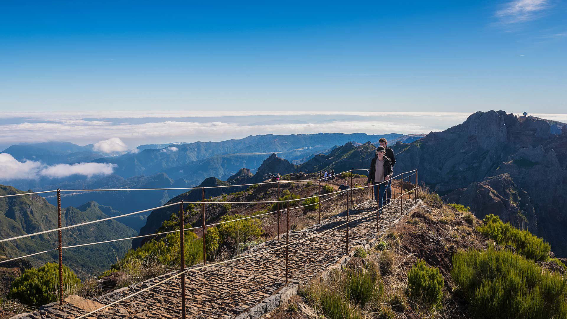 Zwei Männer, die auf Bergpfaden auf Madeira wandern.