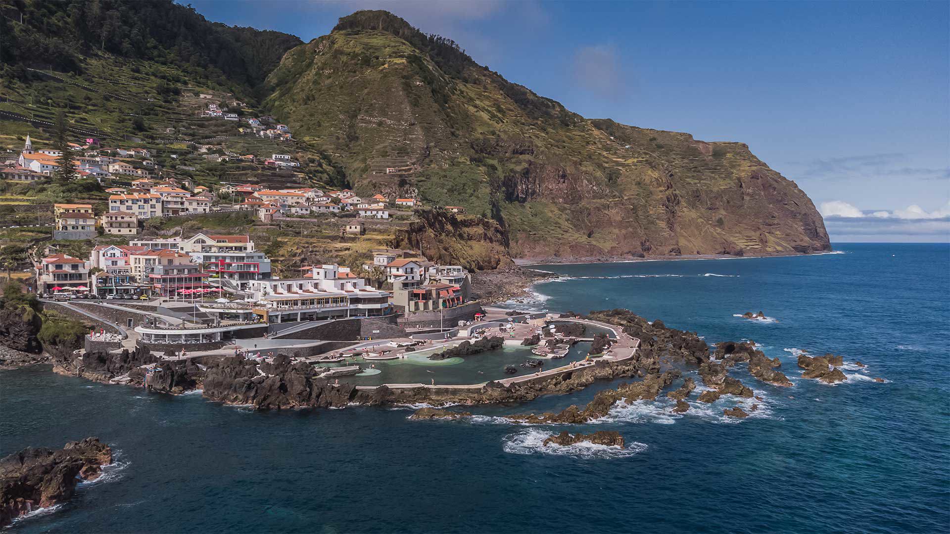 Foto aérea con dron de las piscinas naturales de Porto Moniz, Madeira.
