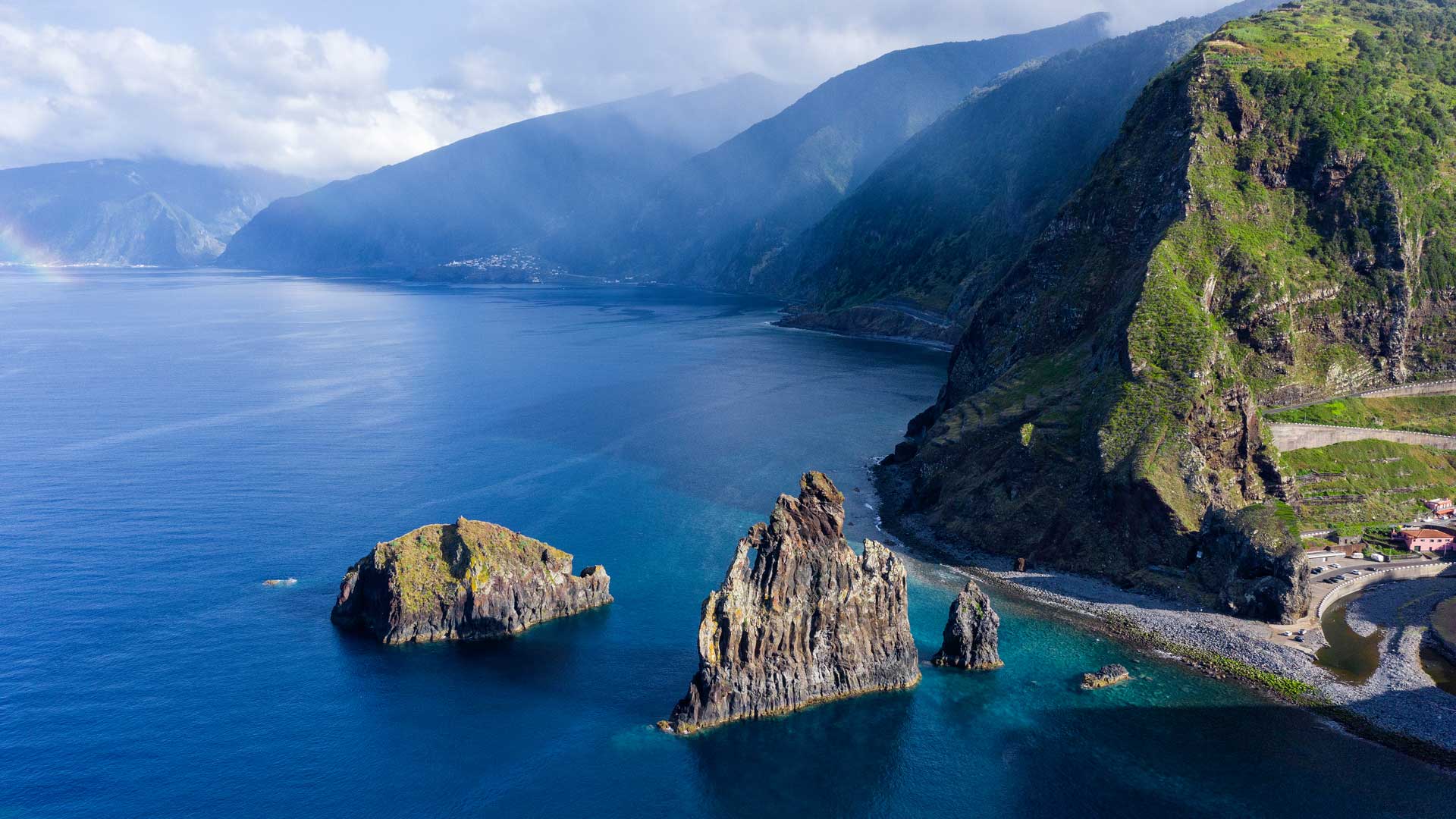 Vista aérea con dron del mar, montañas y valle en el paisaje de Madeira.