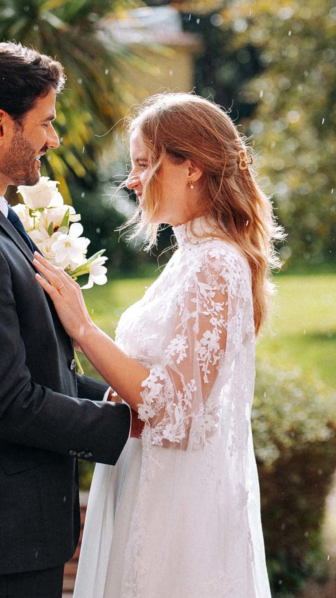 Noivos rodeados por convidados de casamento.