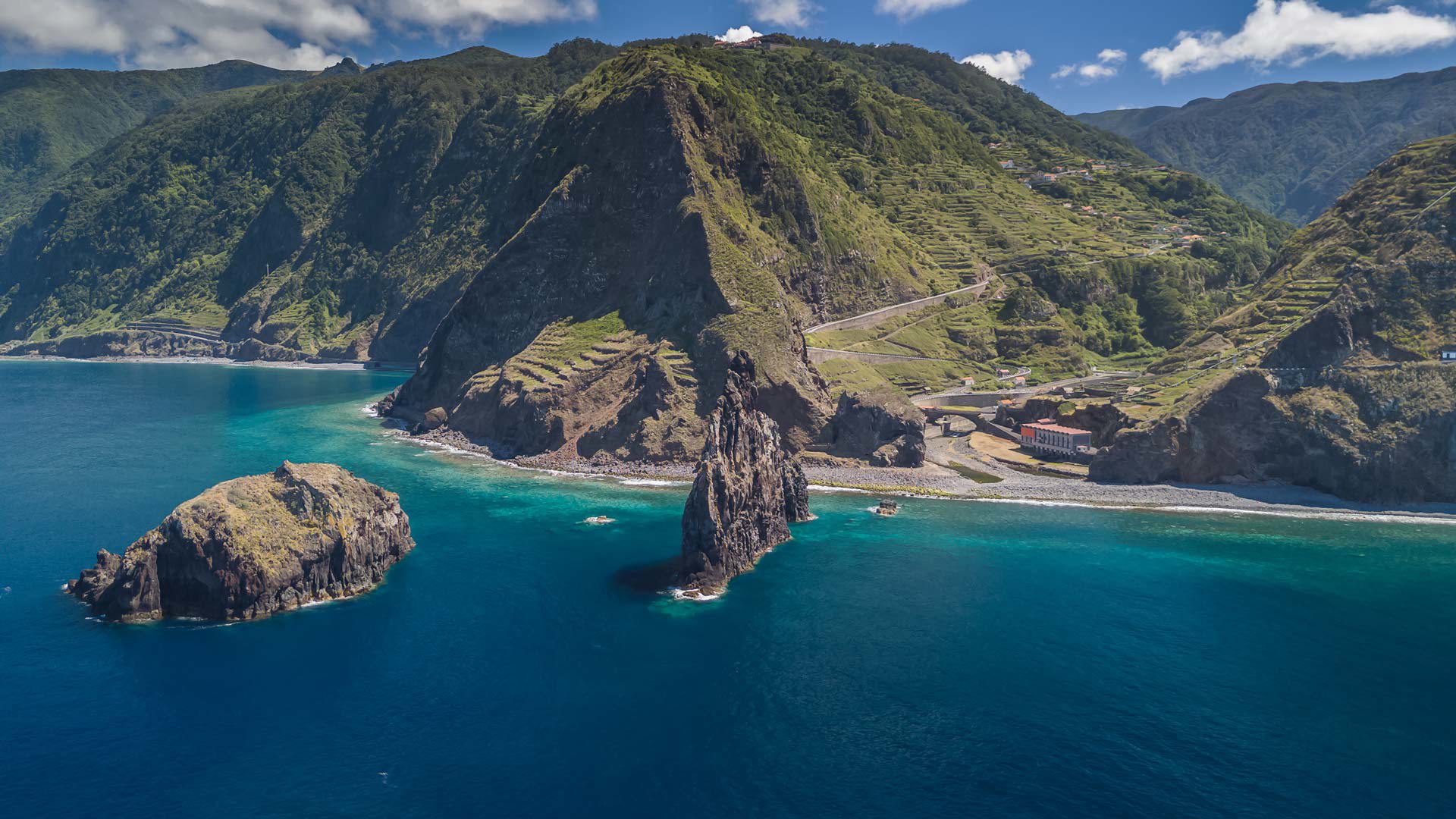 Vallée avec formation rocheuse au bord de la mer dans le paysage naturel de Madère.