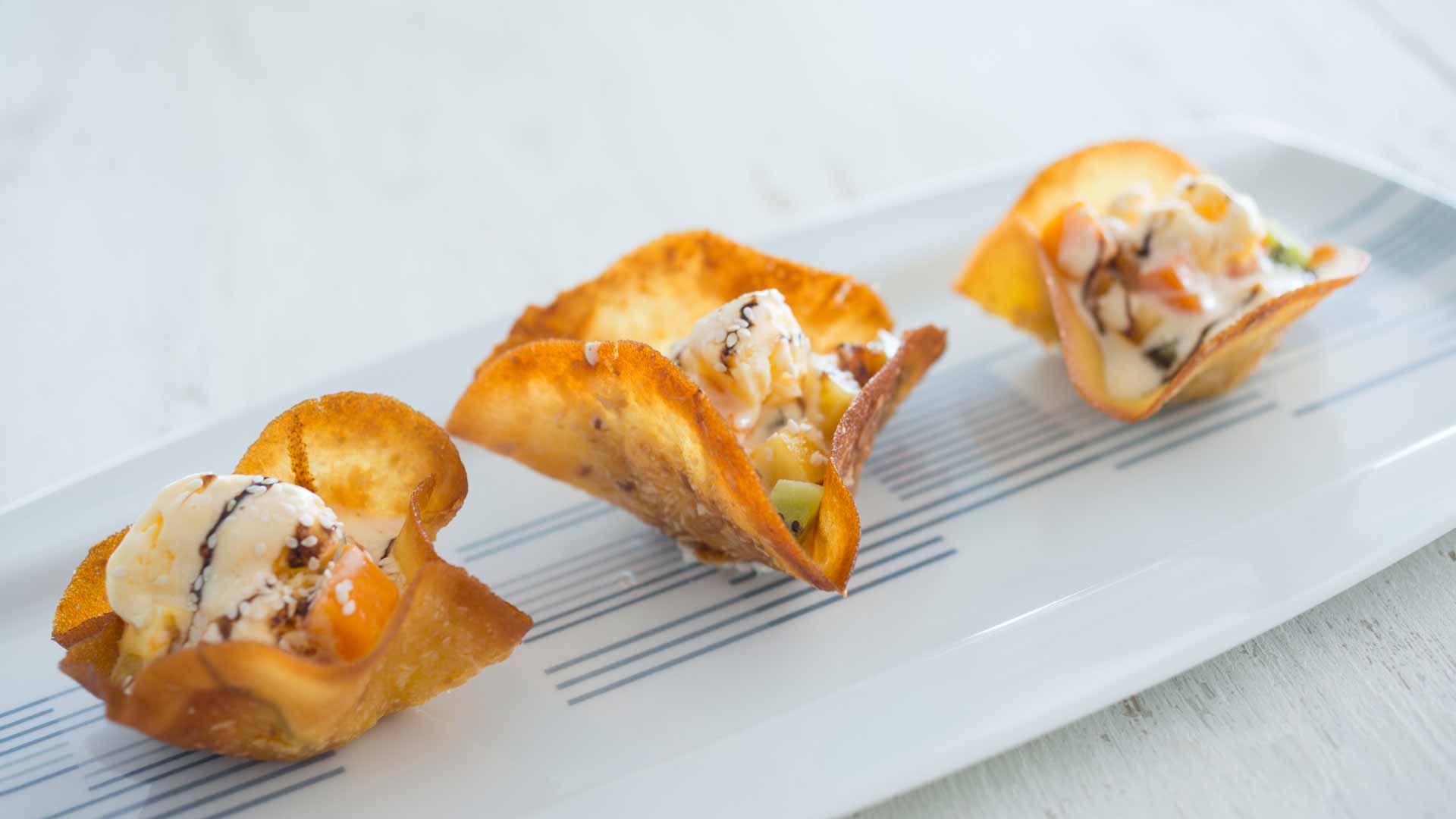 Assiette blanche avec repas dressé dans un style de cuisine contemporaine.