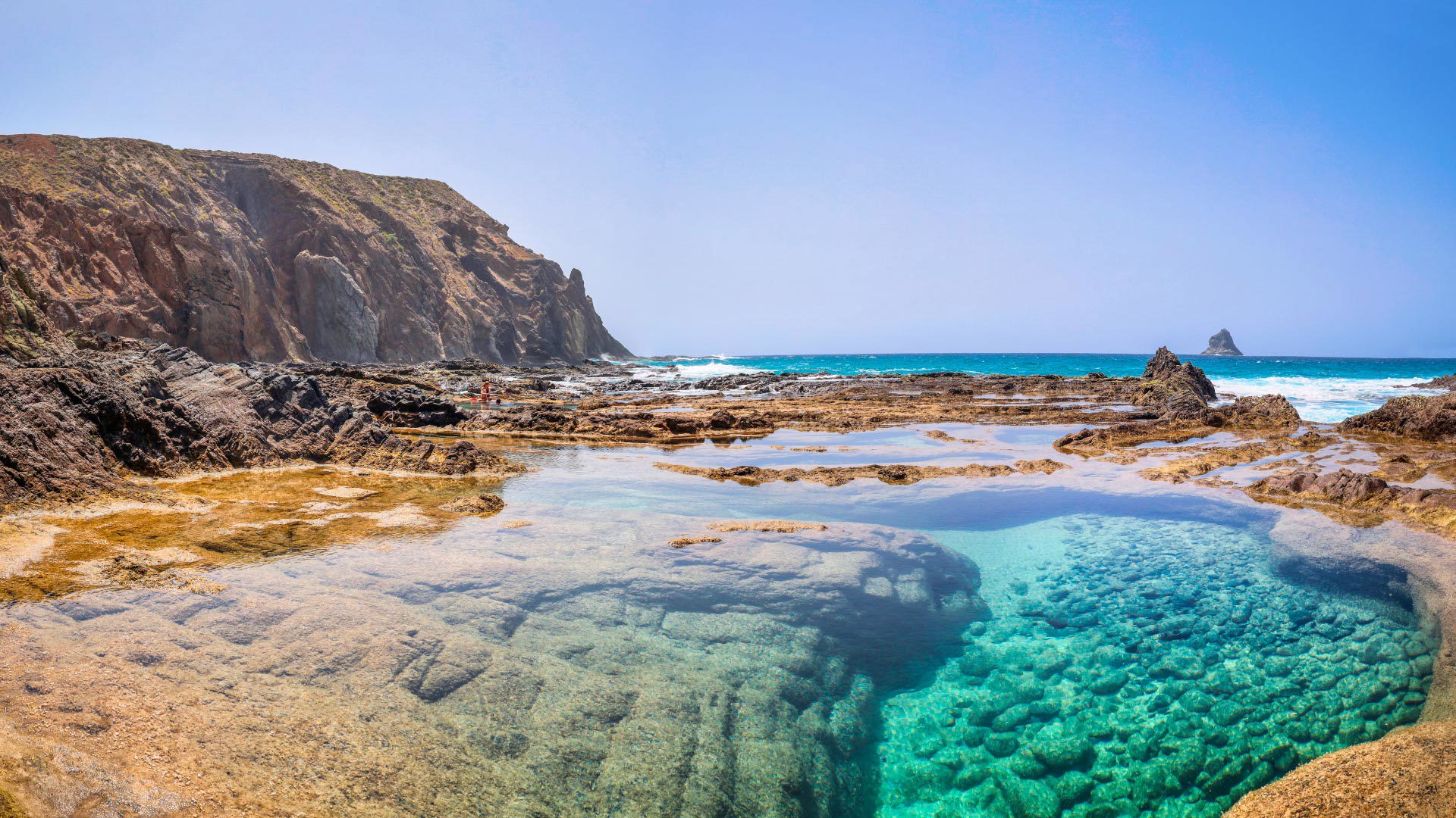 Playa de Salemas en Porto Santo con rocas, mar y cielo azul.