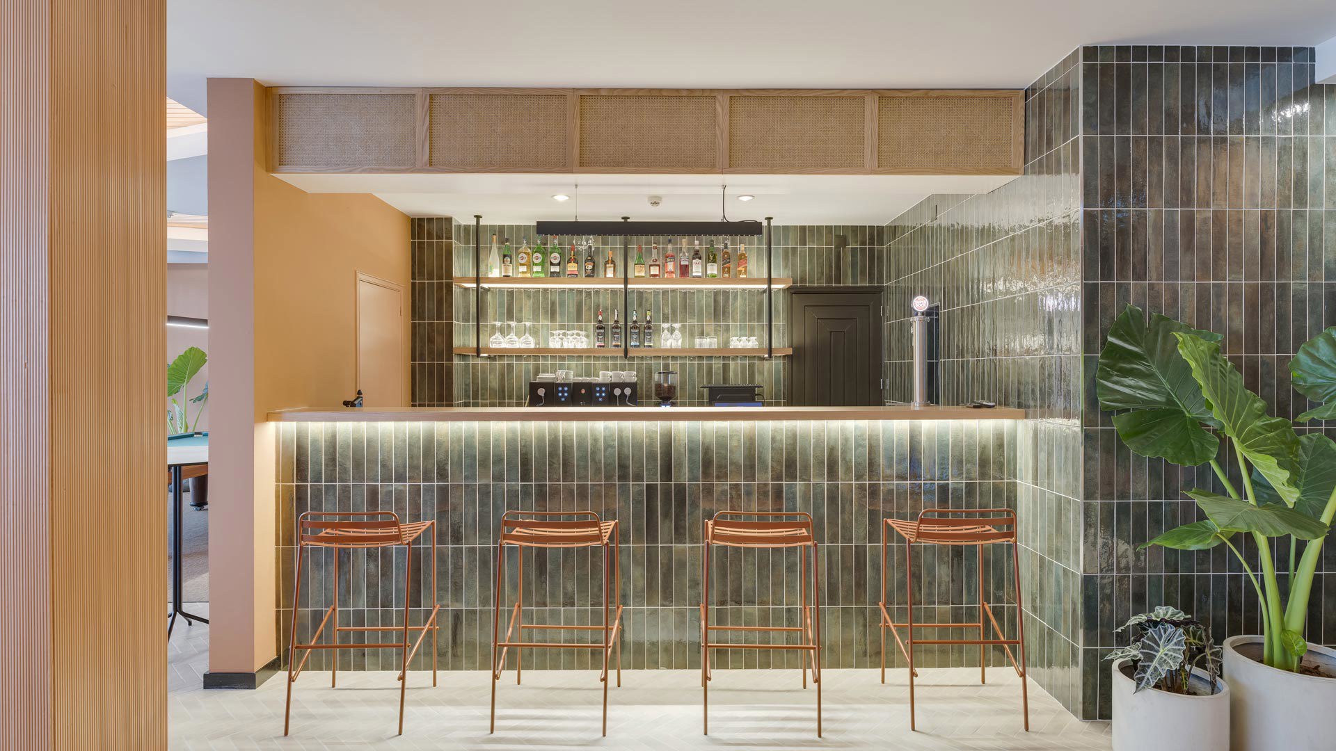 Bar moderne à l’Editory Garden Carmo Funchal, avec comptoir et quatre chaises.