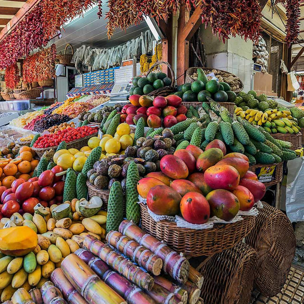 Étal de fruits au Mercado dos Lavradores, sur l'île de Madère.
