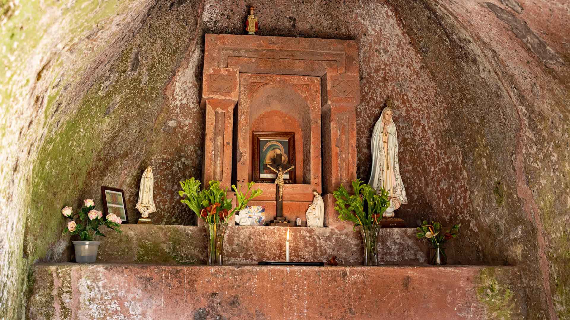 Images de Notre-Dame dans une grotte avec marches.