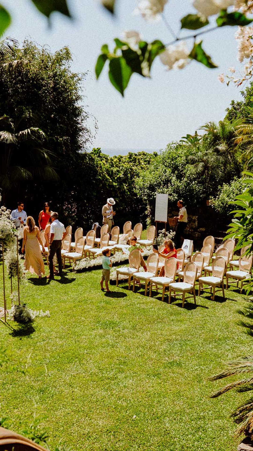 Local de cerimónia de casamento ao ar livre, rodeado pela natureza.