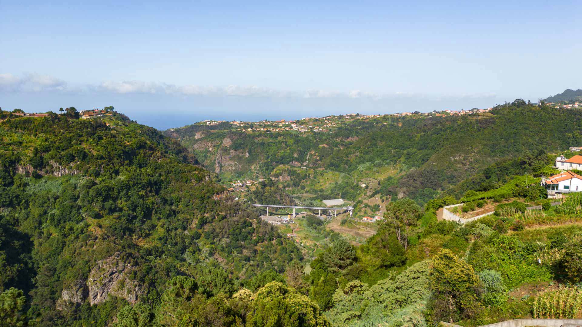Valle verde con terrenos y casas en Madeira.