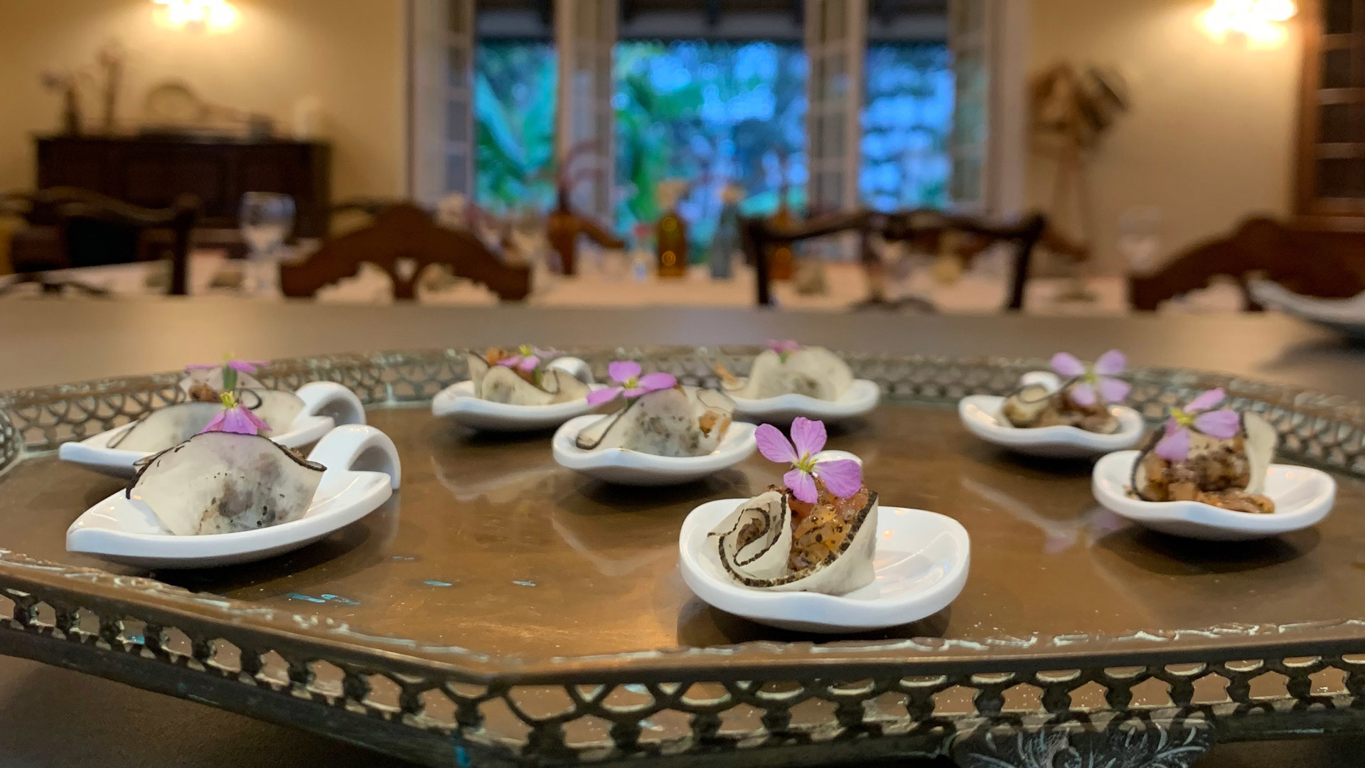 Assiettes avec nourriture décorée d’une plante violette.
