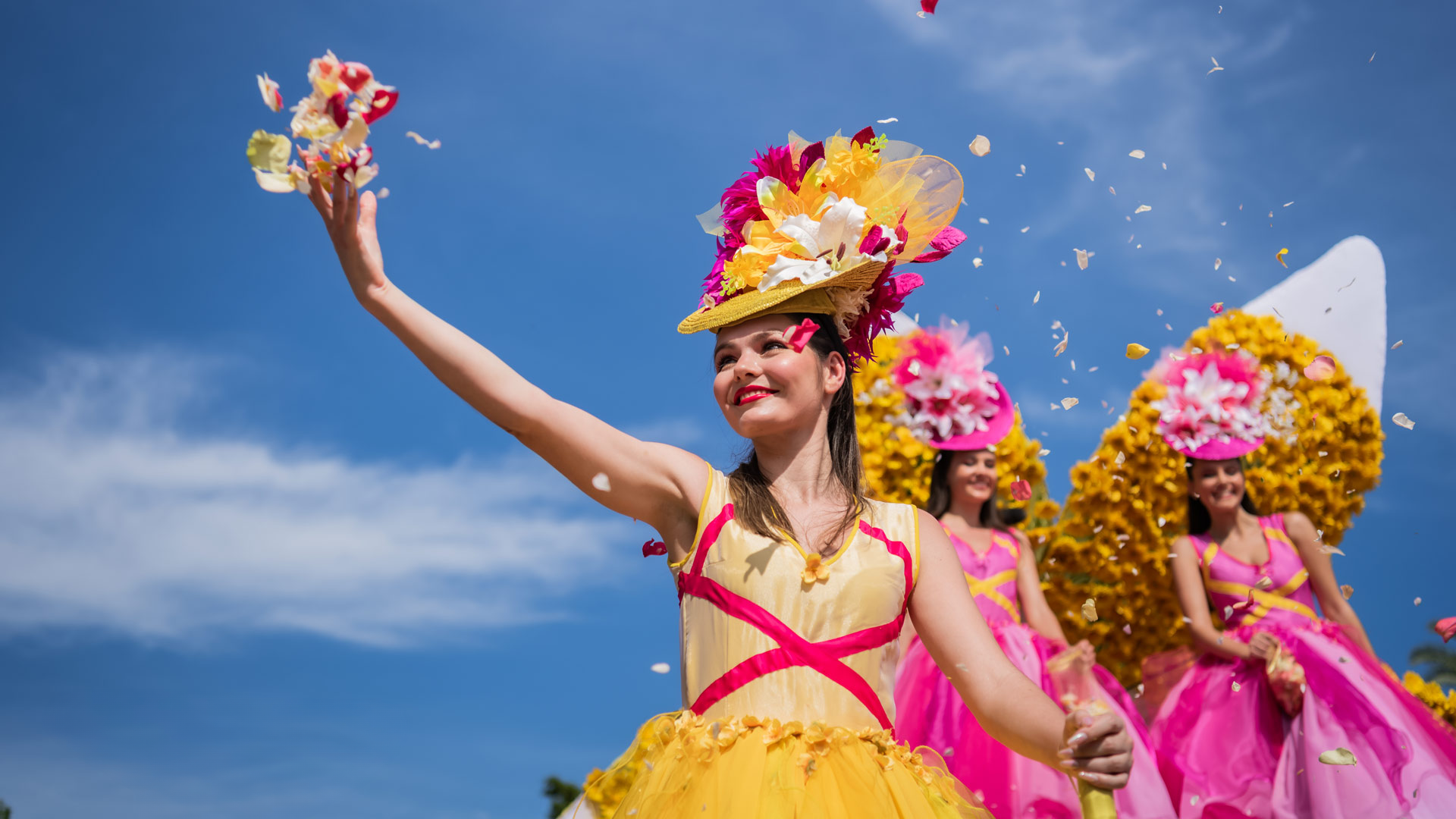 Filles en costumes traditionnels lors du cortège de la Fête de la Fleur.