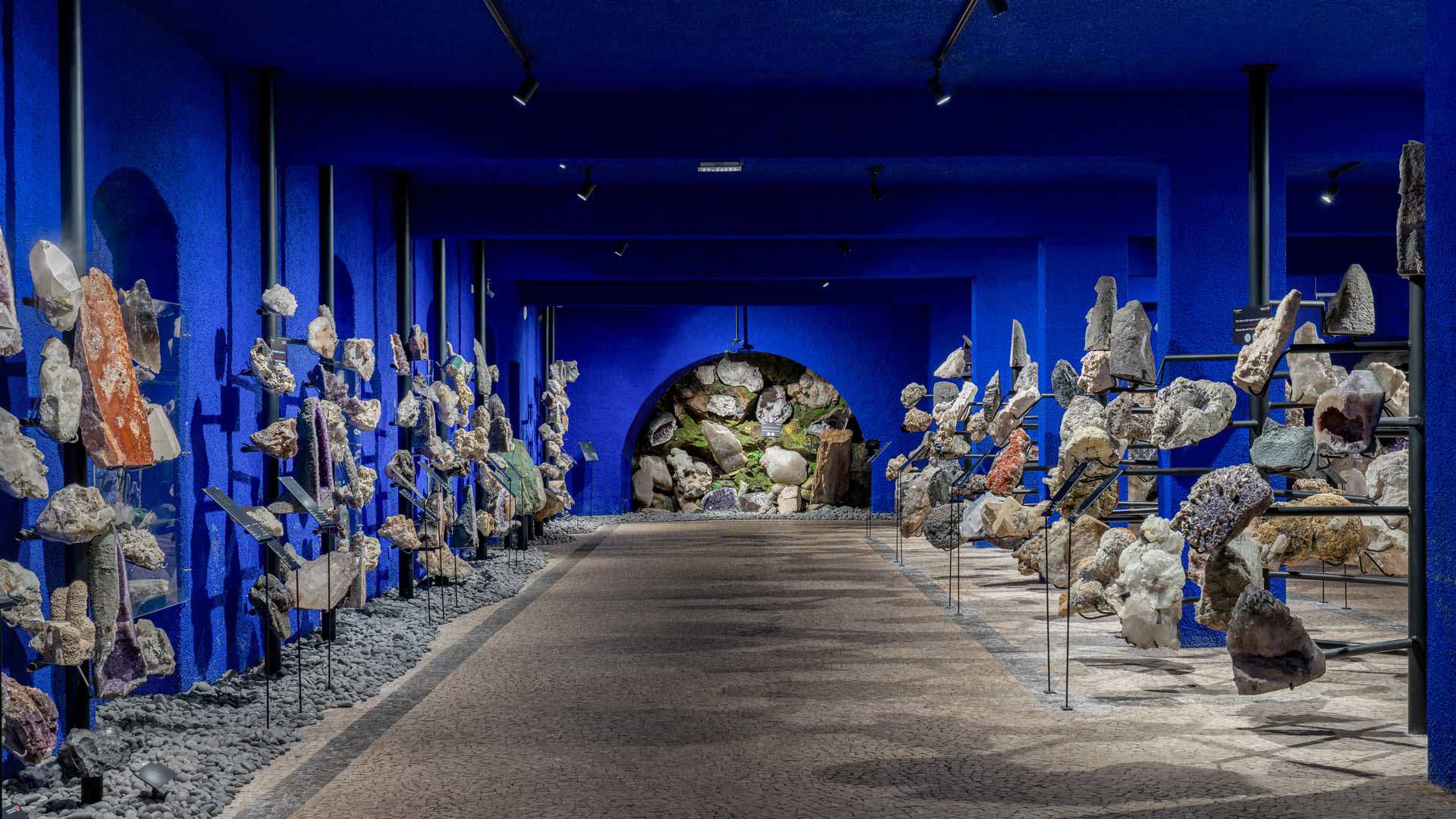 Exposición de piedras y minerales preciosos en el Museo Monte Palace, en sala azul.