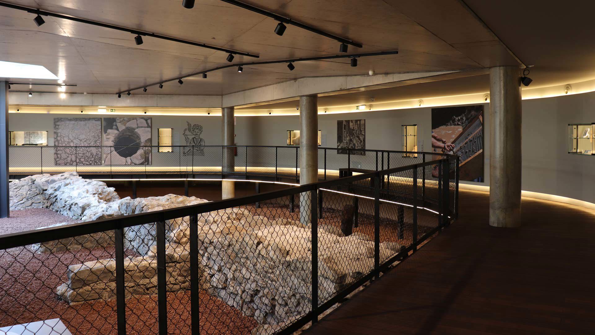 Interior do Núcleo Museológico do Forte de São Filipe com estruturas históricas, Madeira.