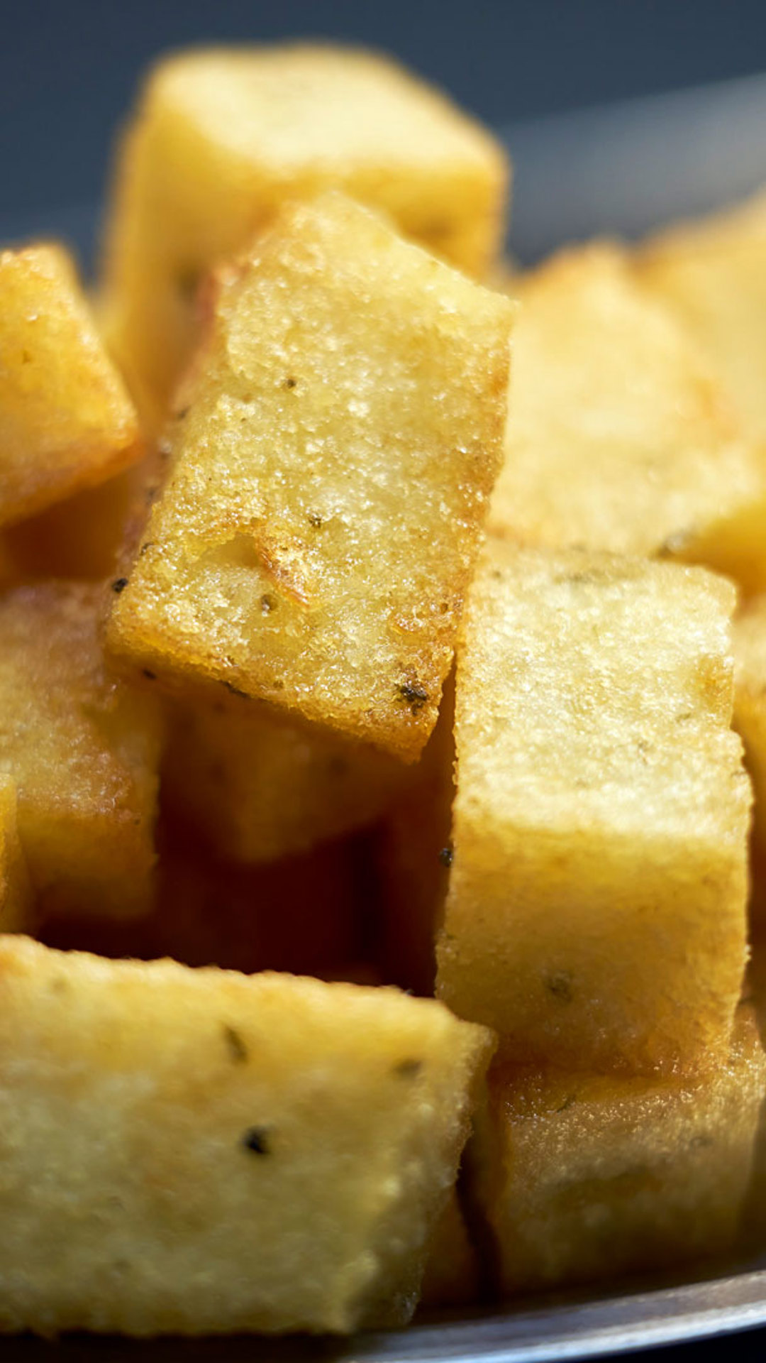Fuente con milho frito, una especialidad gastronómica tradicional de la isla de Madeira.