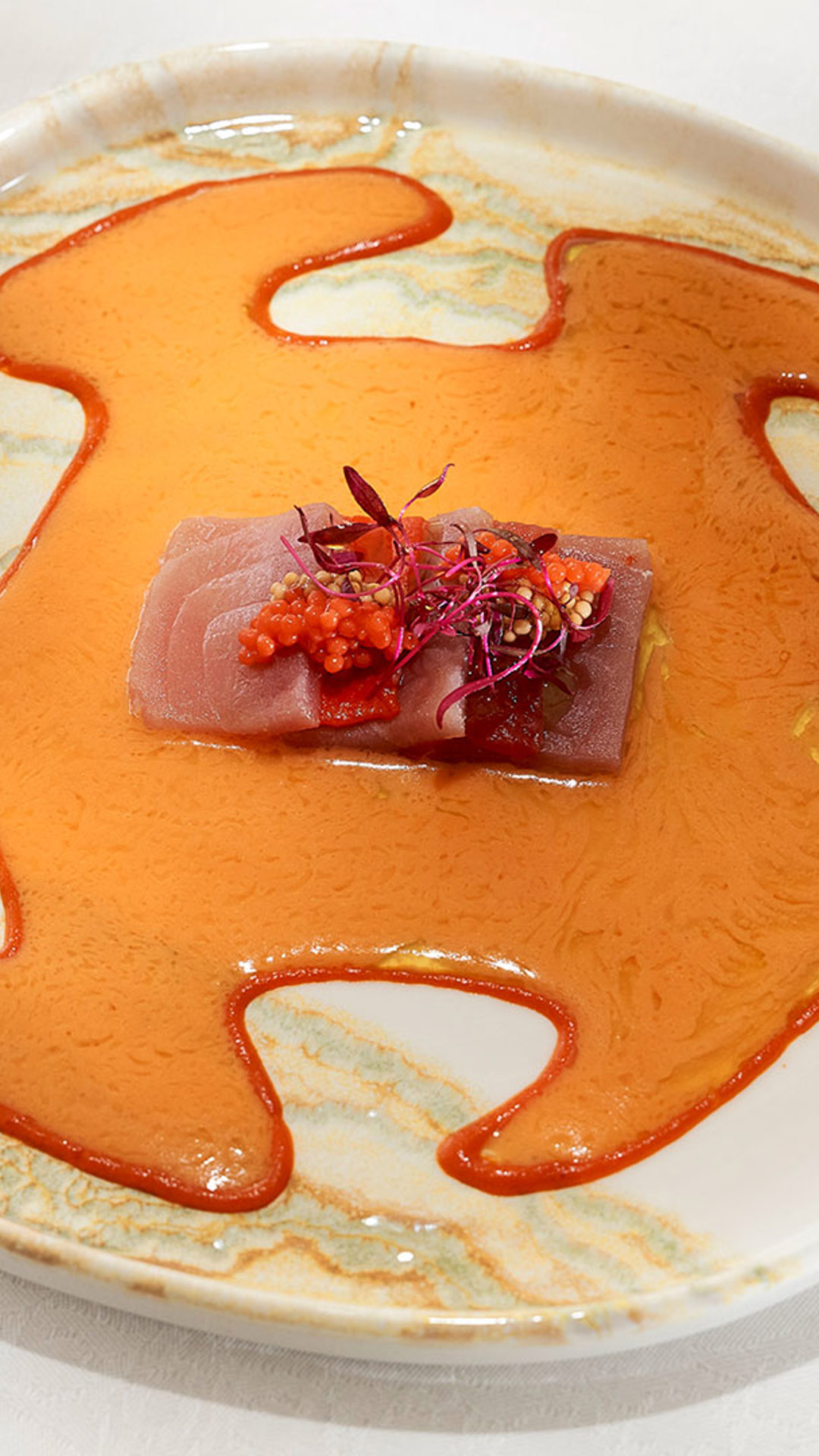 Gourmetgericht mit verschiedenen Texturen und Elementen angerichtet im Stil der zeitgenössischen Küche.