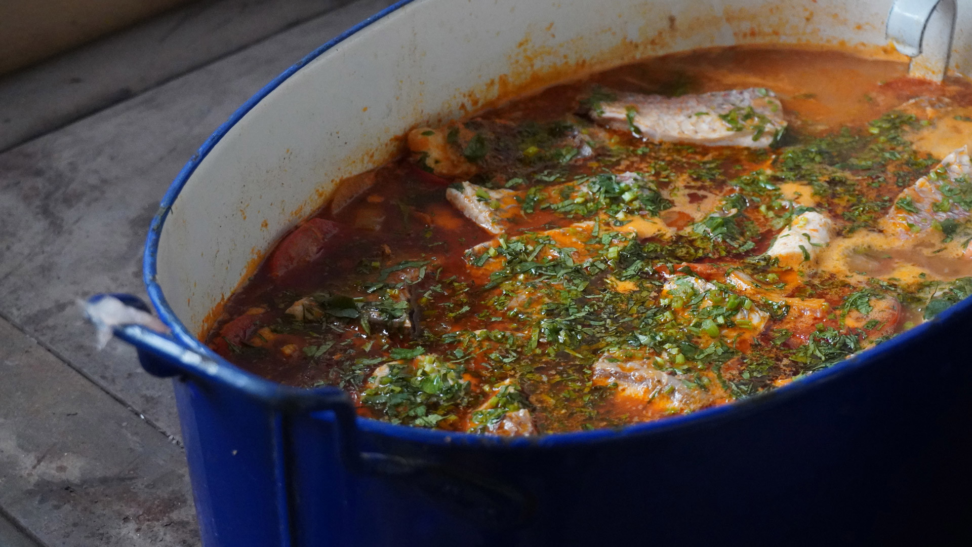 Marmite avec caldeirada de poisson prête à servir.