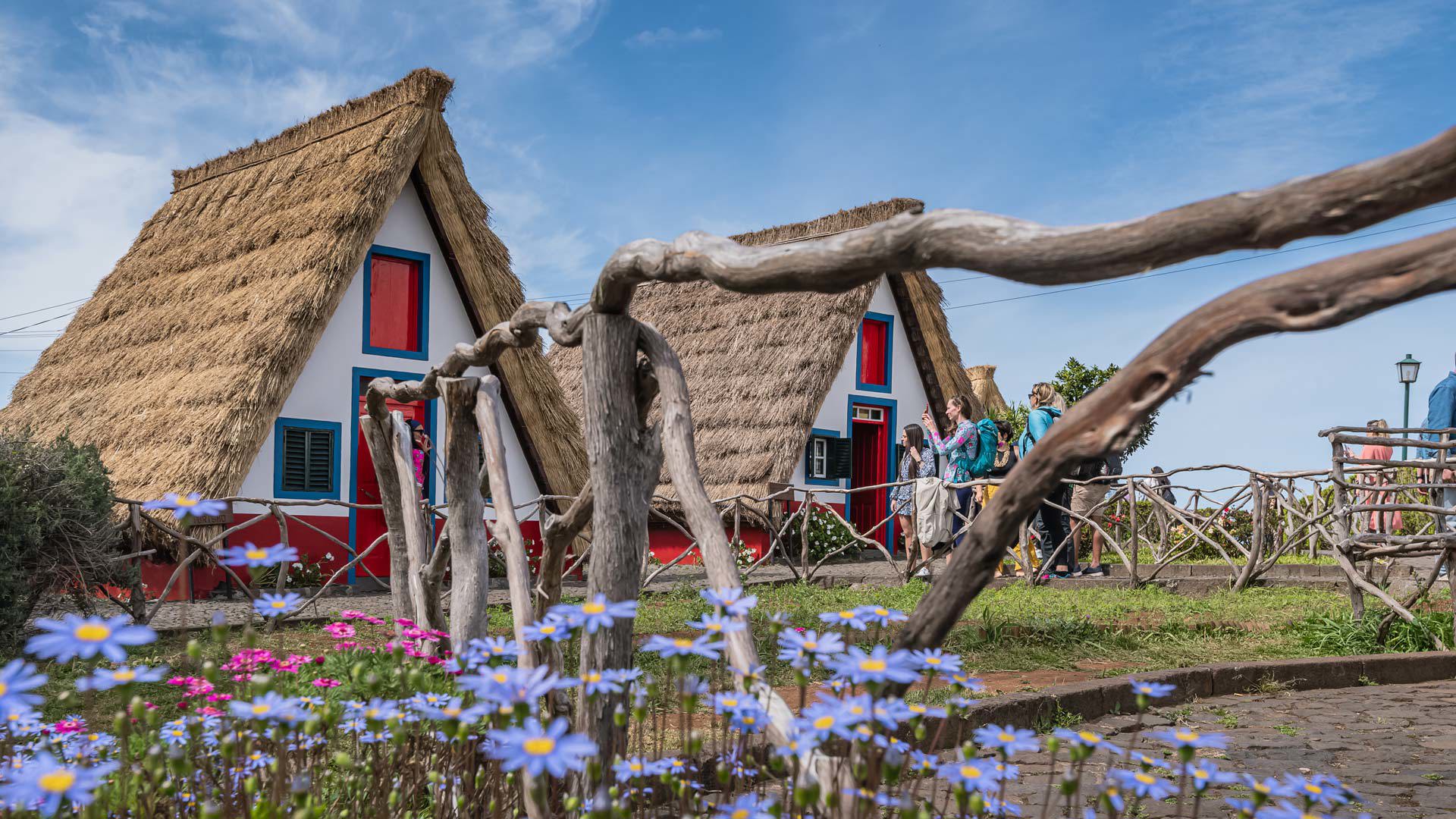 Casas triangulares con cerca de madera en Madeira.