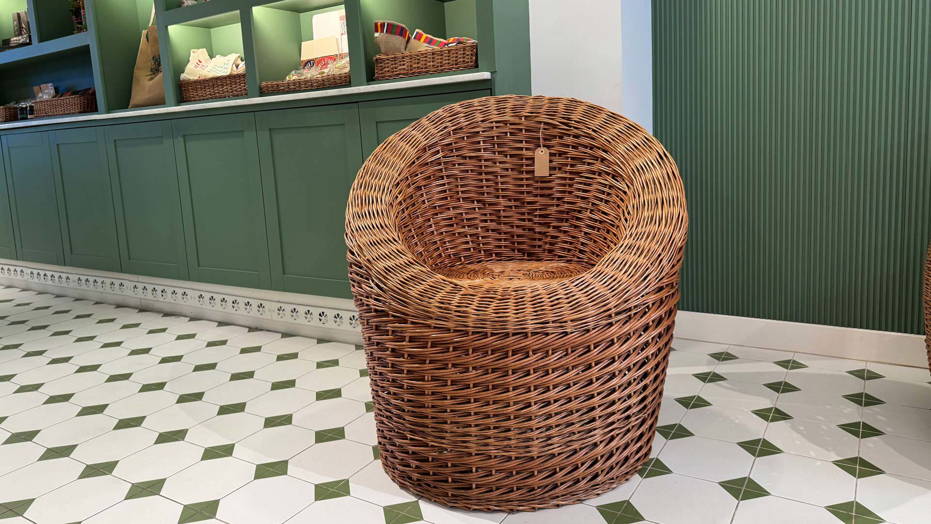 Ausgestellter Korbstuhl.