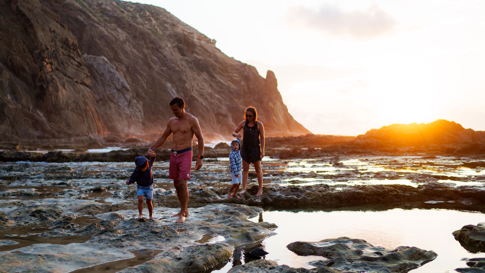 Familia disfrutando del atardecer en la Playa de Salemas.