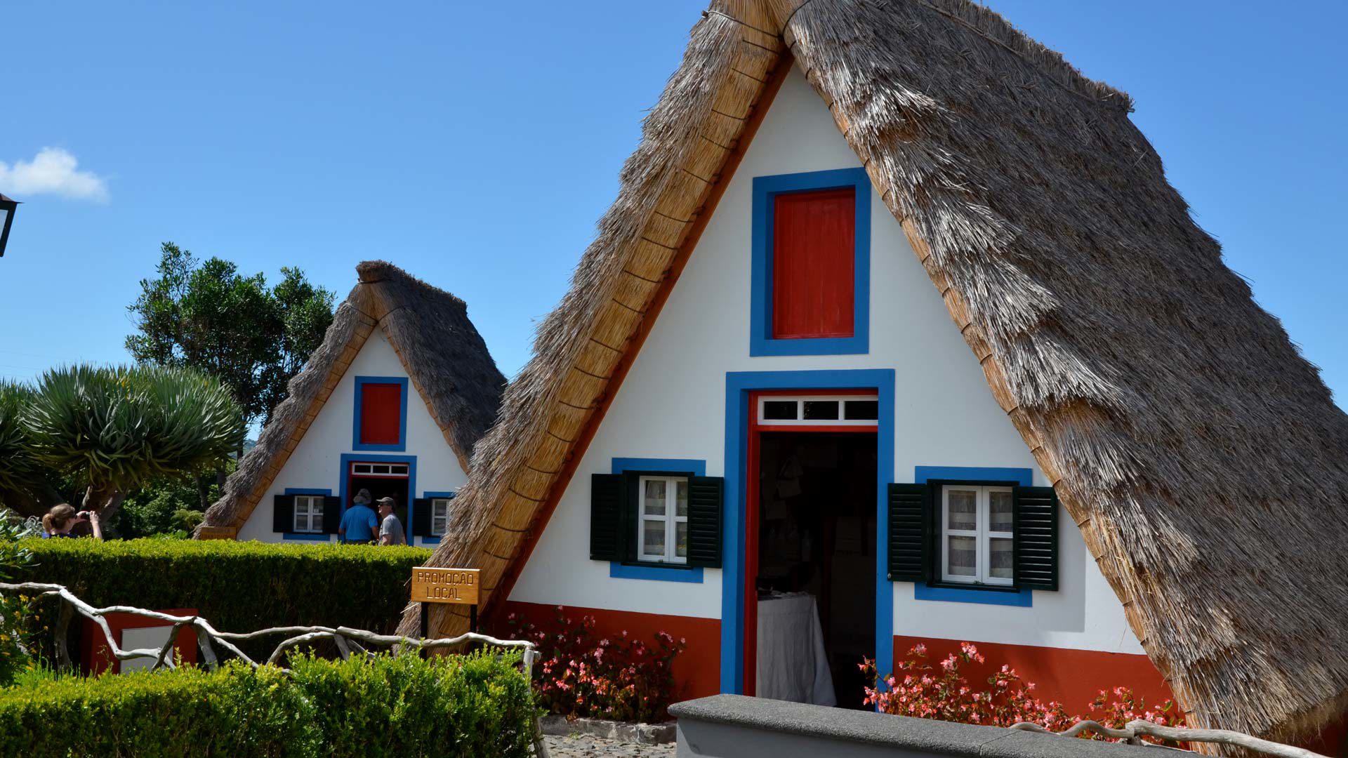 Casa triangular com telhado de palha na Madeira.