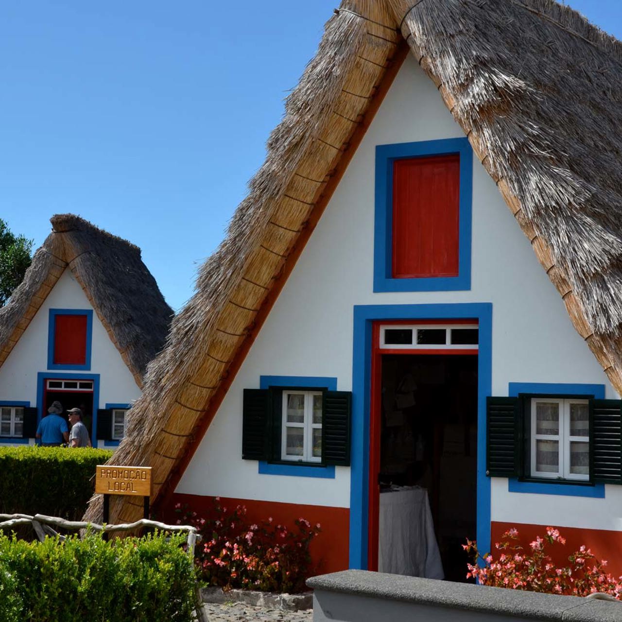 Casa triangular con techo de paja en Madeira.
