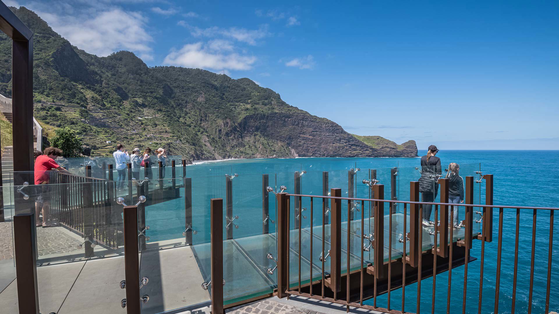 Mirador de vidrio con vistas al mar y montañas en Madeira.