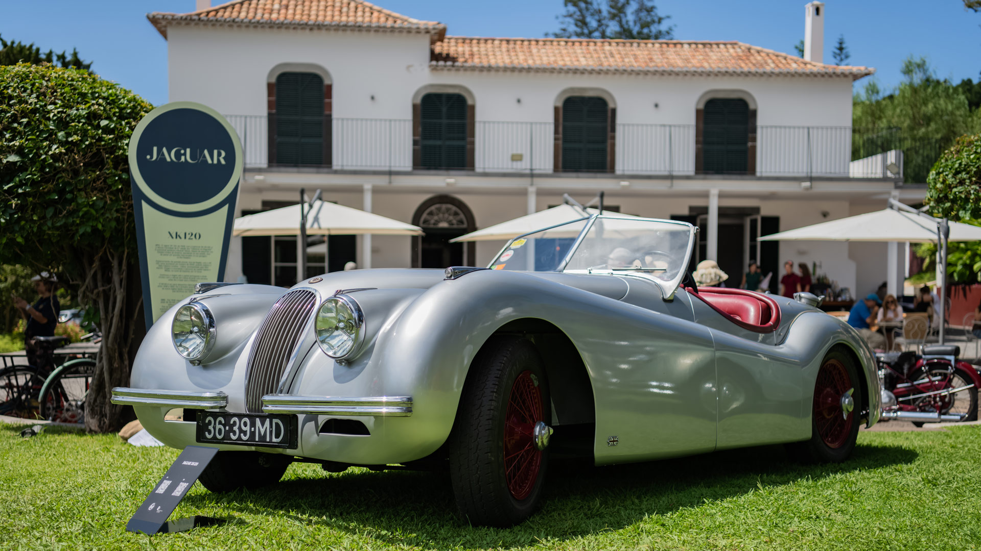Carro clássico exposto na Quinta da Magnólia.