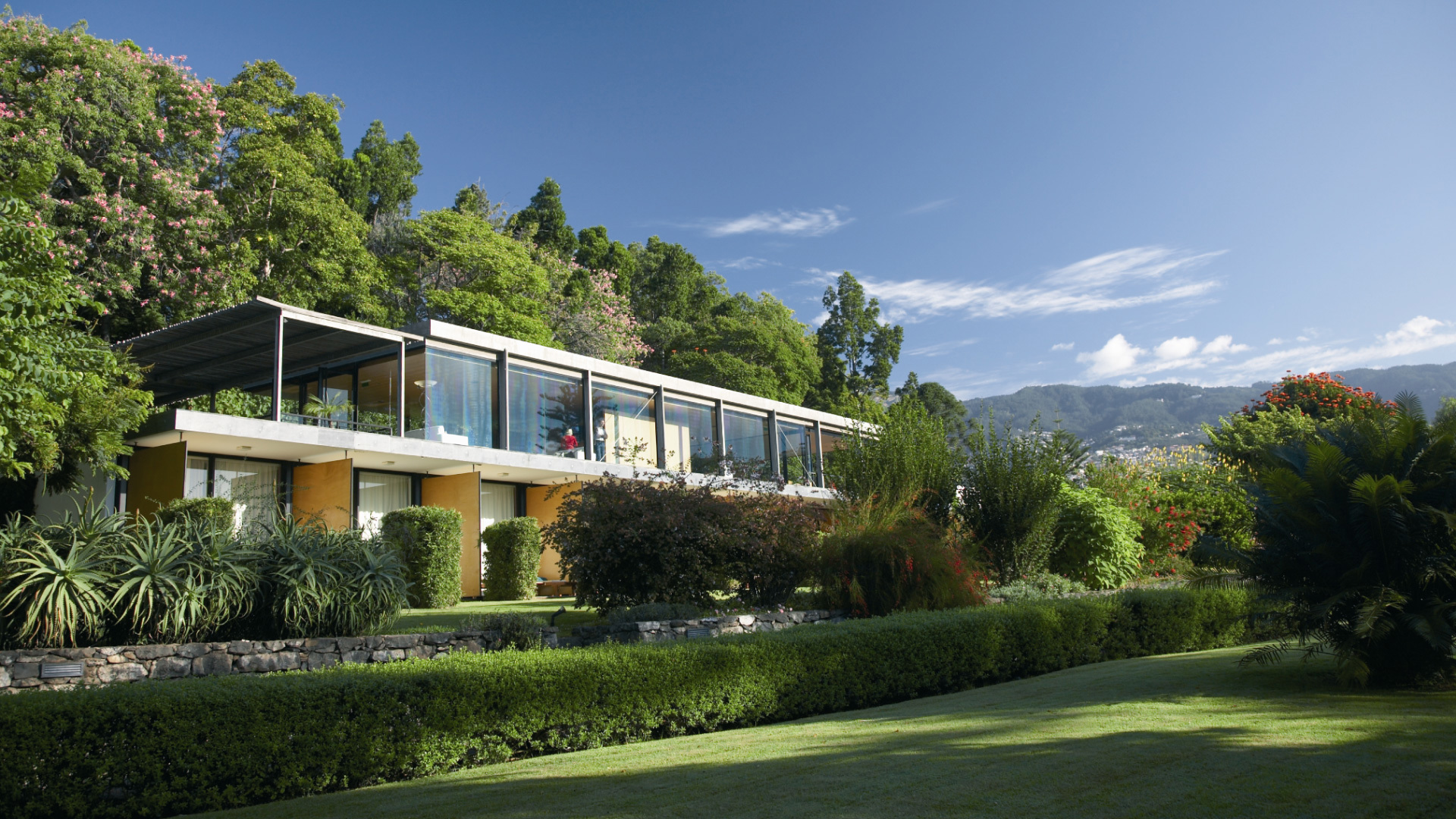 Edificio rectangular situado en medio de la vegetación.