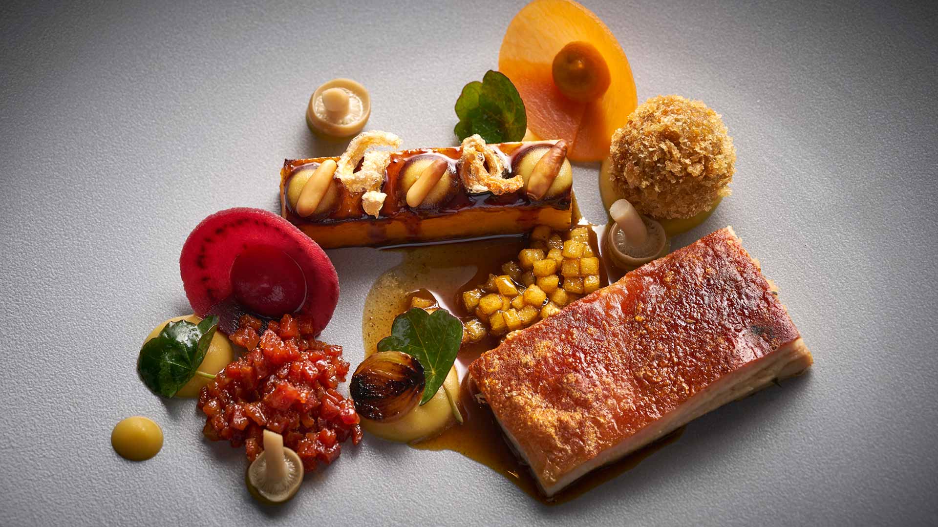 Prato com refeição empratada em estilo de gastronomia contemporânea.