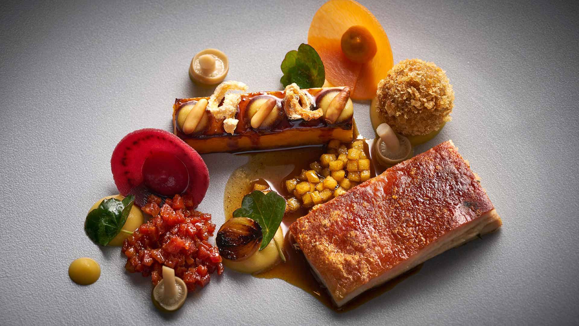 Teller mit angerichtetem Gericht in zeitgenössischer Küche.