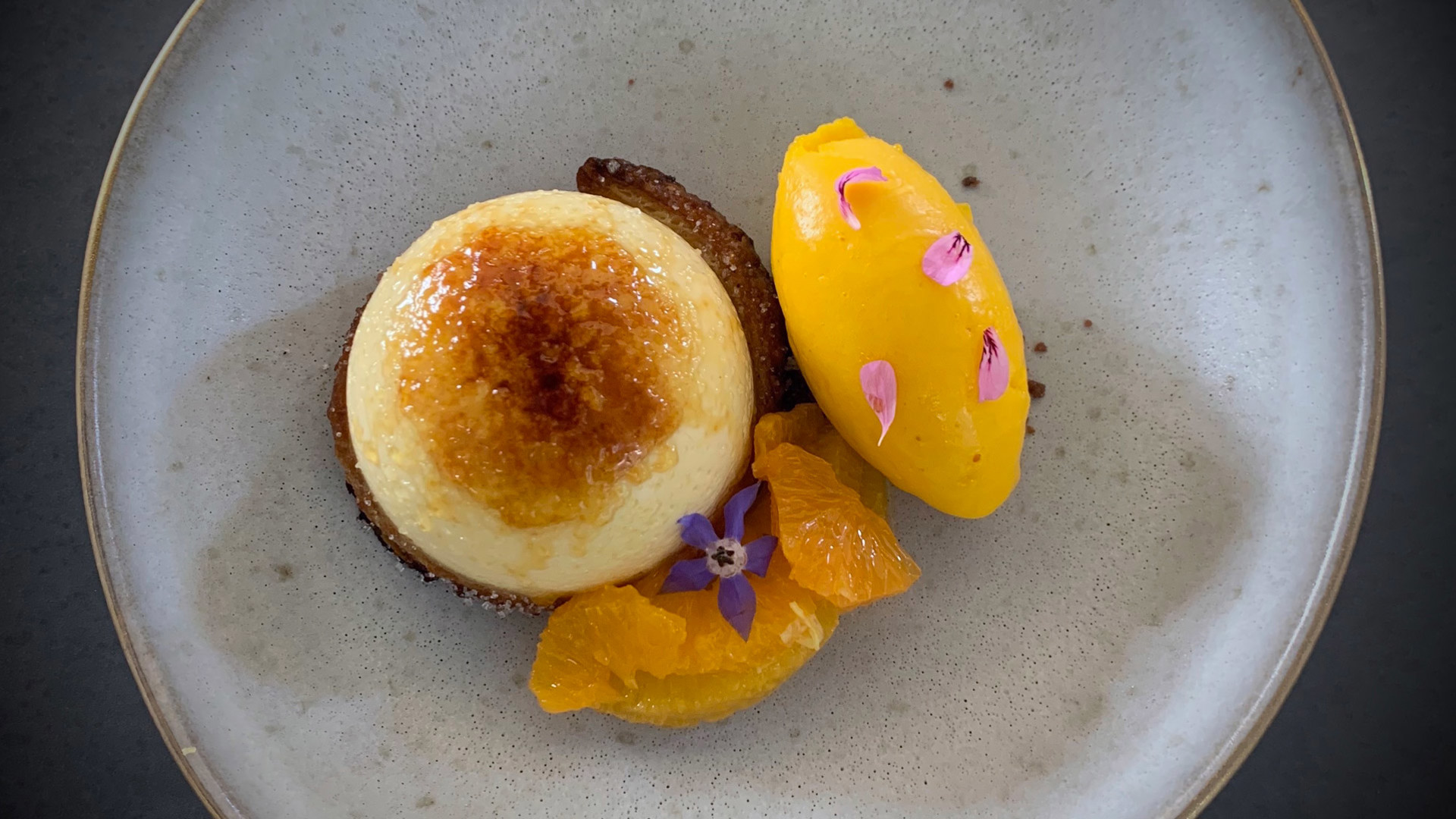 Bunte und dekorative Nachspeise.