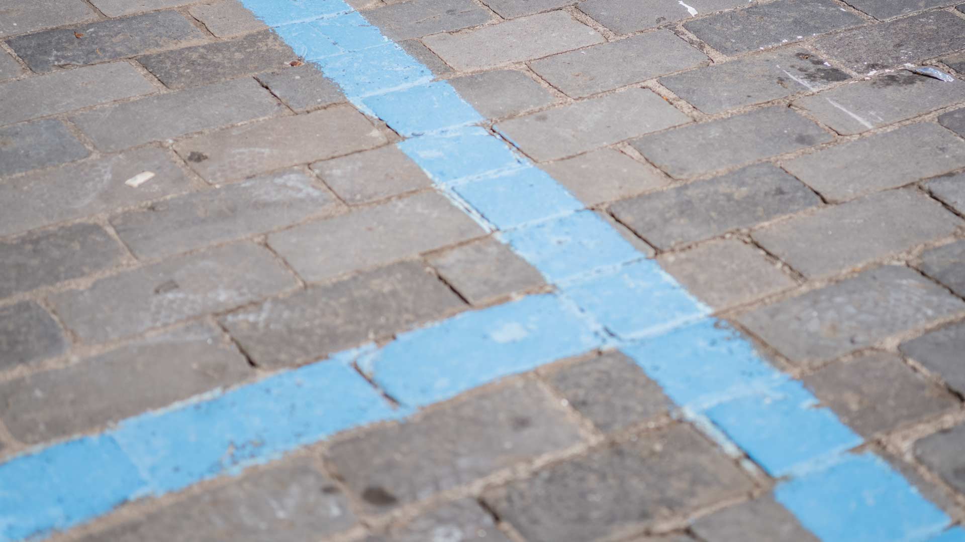 Straße mit blau gemalter Linie auf dem Asphalt.